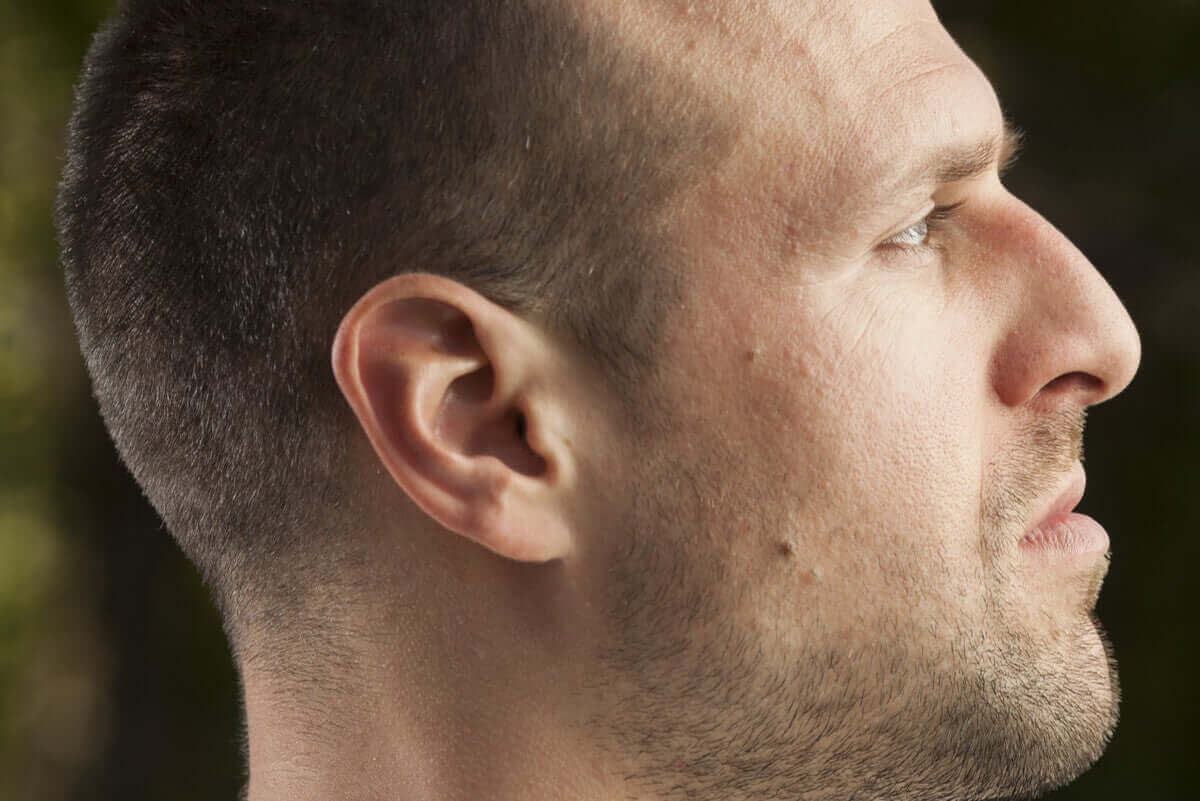 Man van de zijkant gezien