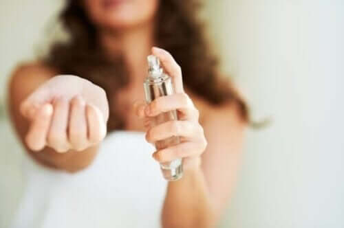 Vrouw spuit parfum op