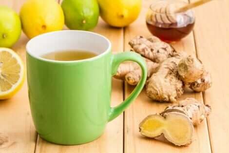 Siroop van gember met honing en kaneel