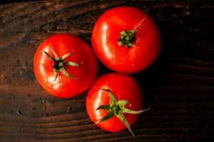 Hoe je paprika's, uien en tomaten langer kunt bewaren