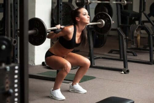 Vrouw doet squats