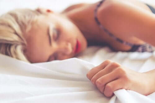 Vrouw houdt haar lakens vast