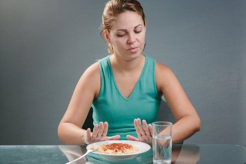 Vrouw zegt nee tegen pasta