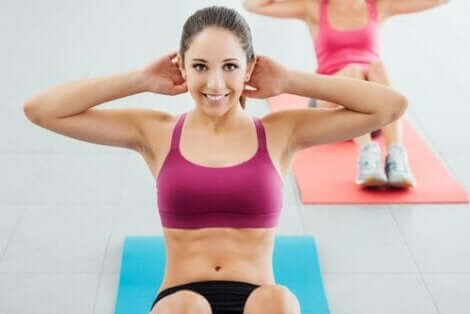 Vrouwen doen crunches