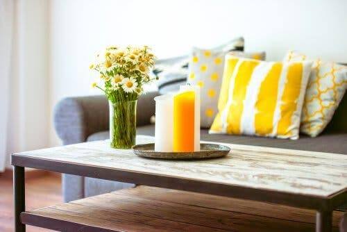 Salontafel met bloemen