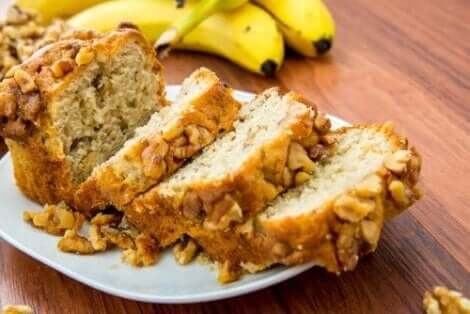 Bananenbrood met amandelen in plakjes gesneden