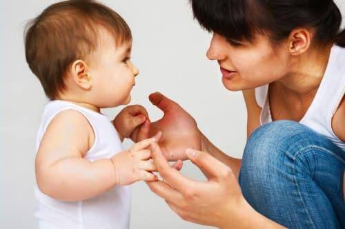 Een baby leert praten