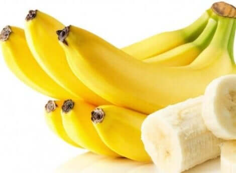 Een tros gepelde en ongepelde bananen 