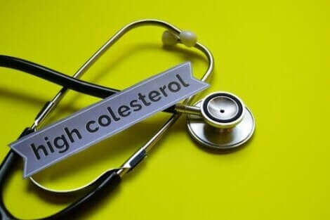 Een stethoscope met het label "high cholesterol"