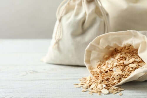 Havervlokken in een katoenen zak