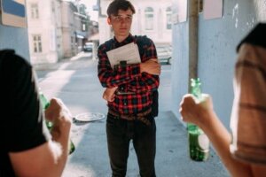 Hoe je kinderen kunt helpen omgaan met groepsdruk