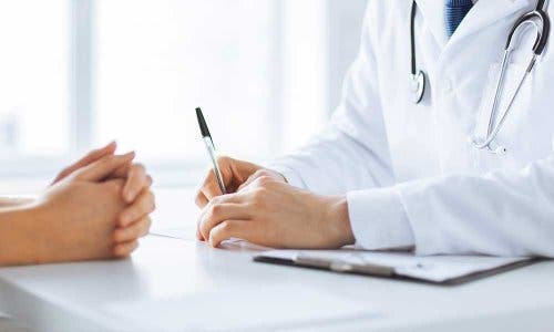 Een arts kijkt eerst naar de geschiedenis van de patiënt