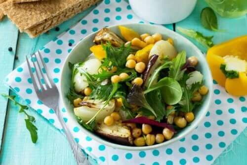 Heerlijke salade met kikkererwten en aubergine