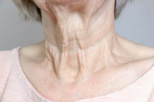De hals van een oudere vrouw