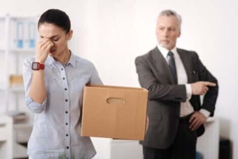 Een vrouw wordt ontslagen door een man