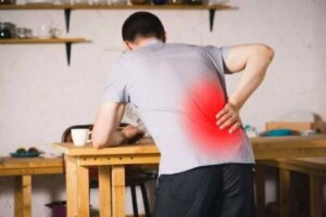 Wat is spondylolisthesis en wat zijn de symptomen?