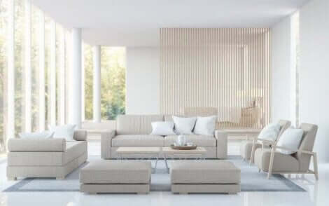 Een woonkamer met een witte bank en witte stoelen