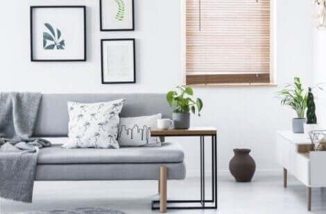 Een grijze bank in een witte woonkamer
