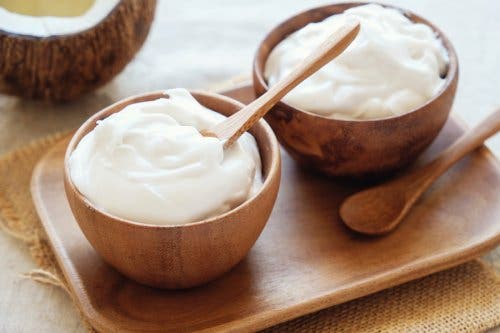 Yoghurt en amandelolie om je gezicht op te frissen