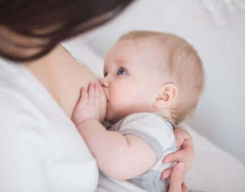 Baby ligt aan de borst