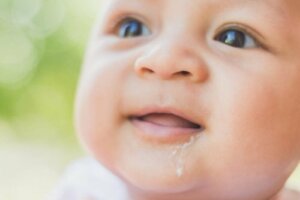 De symptomen van regurgitatie bij baby's