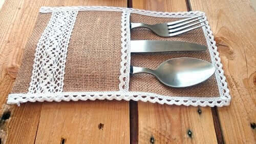 Bestek in een houder van jute