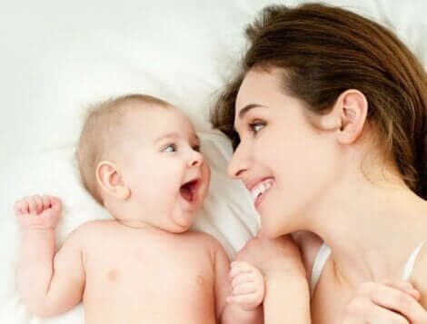 Een gelukkige moeder en haar baby