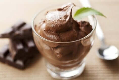 Een kopje gezonde chocolademousse