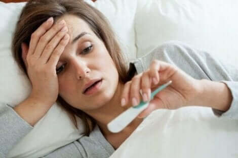Een vrouw in bed met koorts