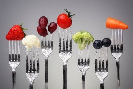Gezonde groenten en fruit op de uiteinden van vorken