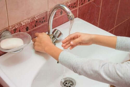 Handen wassen in de gootsteen