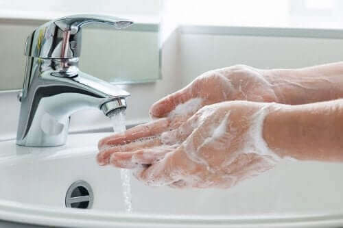 Met water en zeep je handen wassen