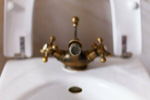 Hoe kalkaanslag uit de douche te verwijderen