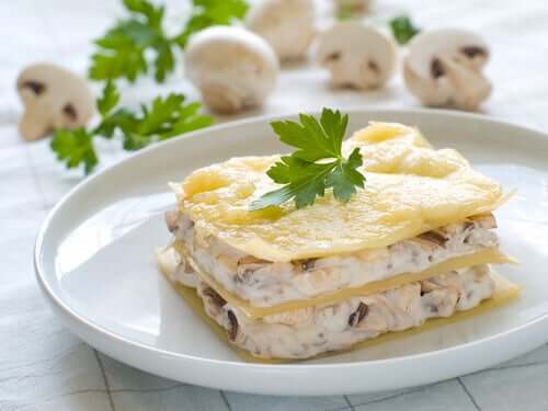 Bord met lasagne