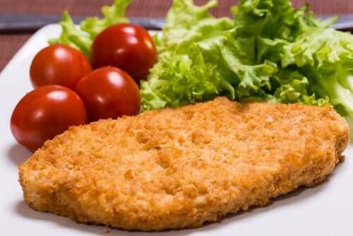 Bord met vlees en salade