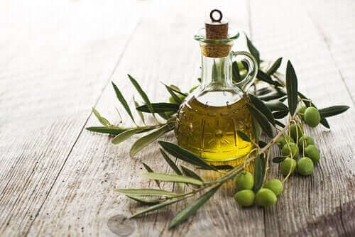 Fles olijfolie en olijven