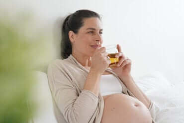Zwangere vrouw drinkt thee