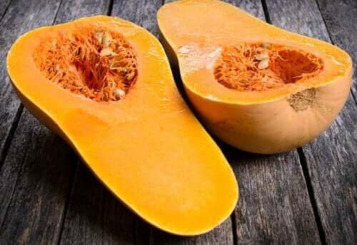 Pompoen voor in de geroosterde groentesalade met quinoa