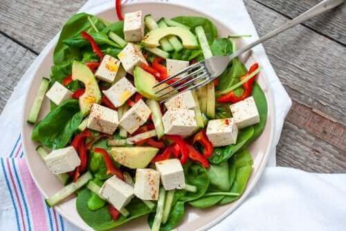 Bord met rauwe salade