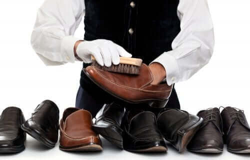 Man die schoenen poetst