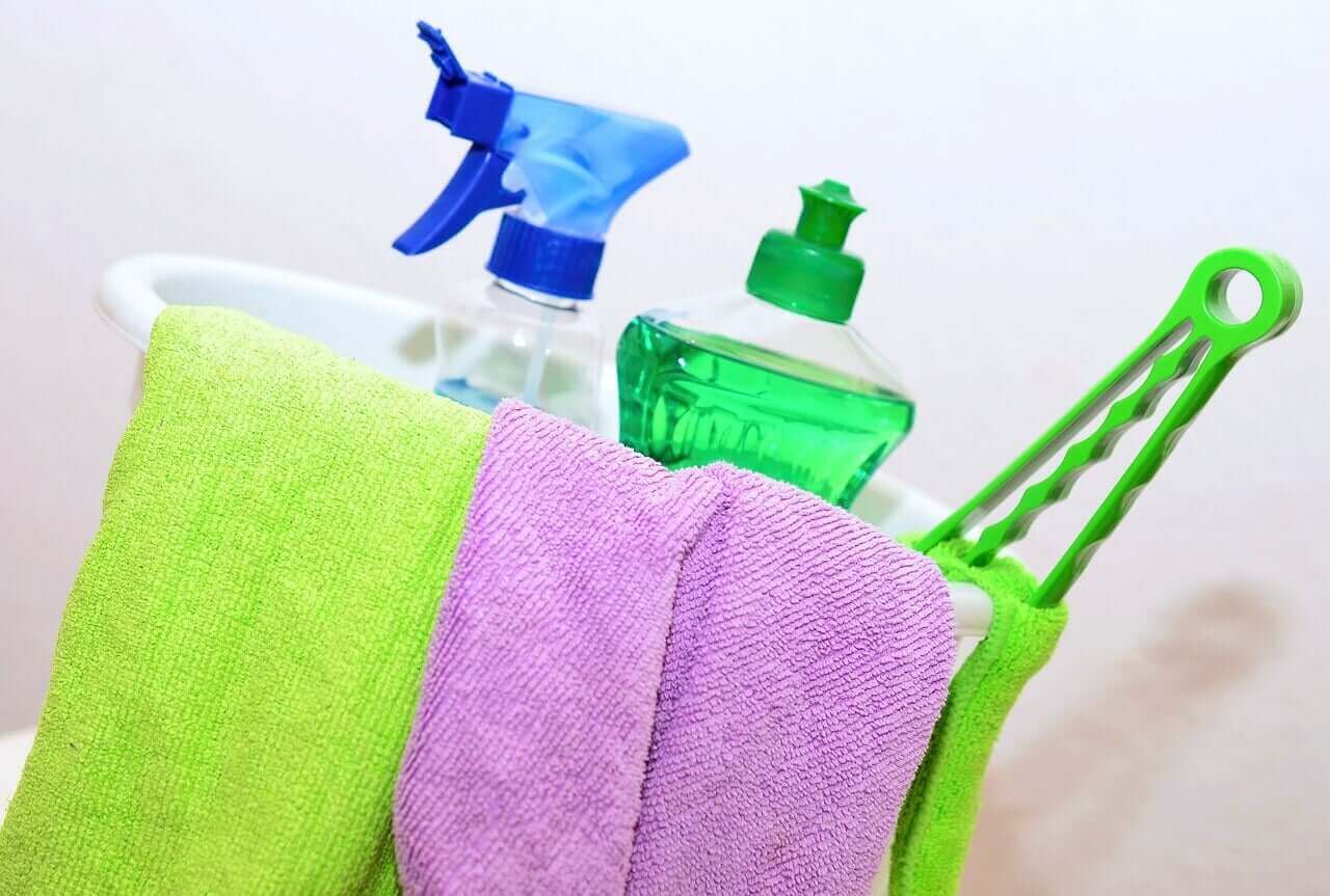 Emmer met schoonmaakmiddelen