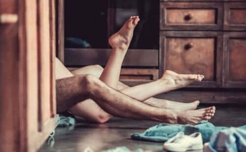 Stel heeft seks op een vreemde plek