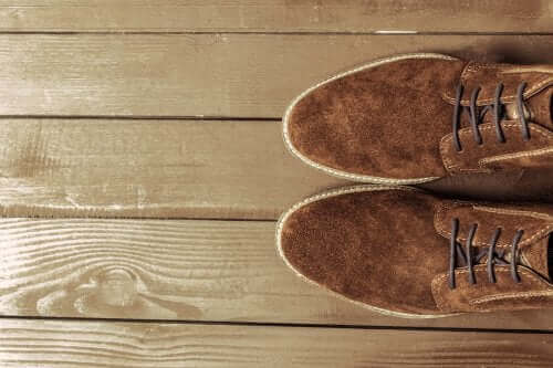 Hoe suède schoenen te reinigen: handige tips