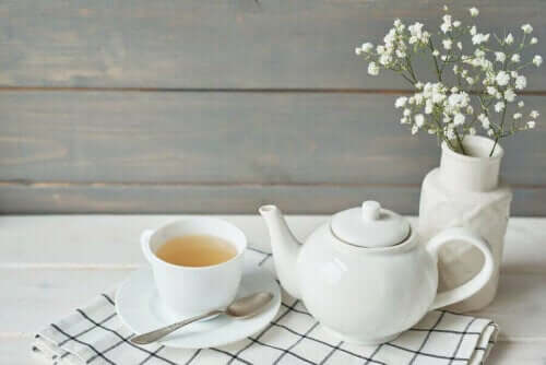 Theepot en een kopje thee