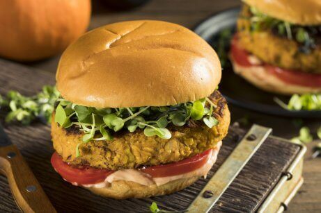 Vegetarische burgers gemaakt met pompoen met groenten en tomaat