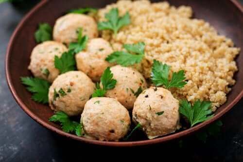 Hoe gehaktballen van quinoa en kikkererwten te maken
