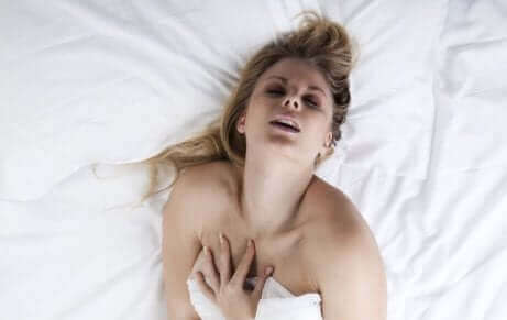Een vrouw in bed