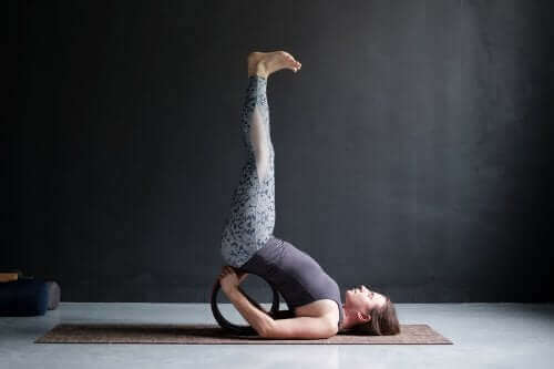 Yoga-oefening voor de circulatie van de benen