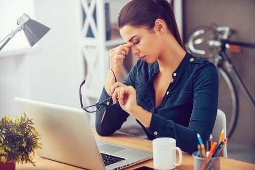 Vrouw met hoge werkdruk