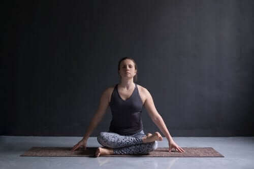 Vrouw doet aan yoga om beter te rusten